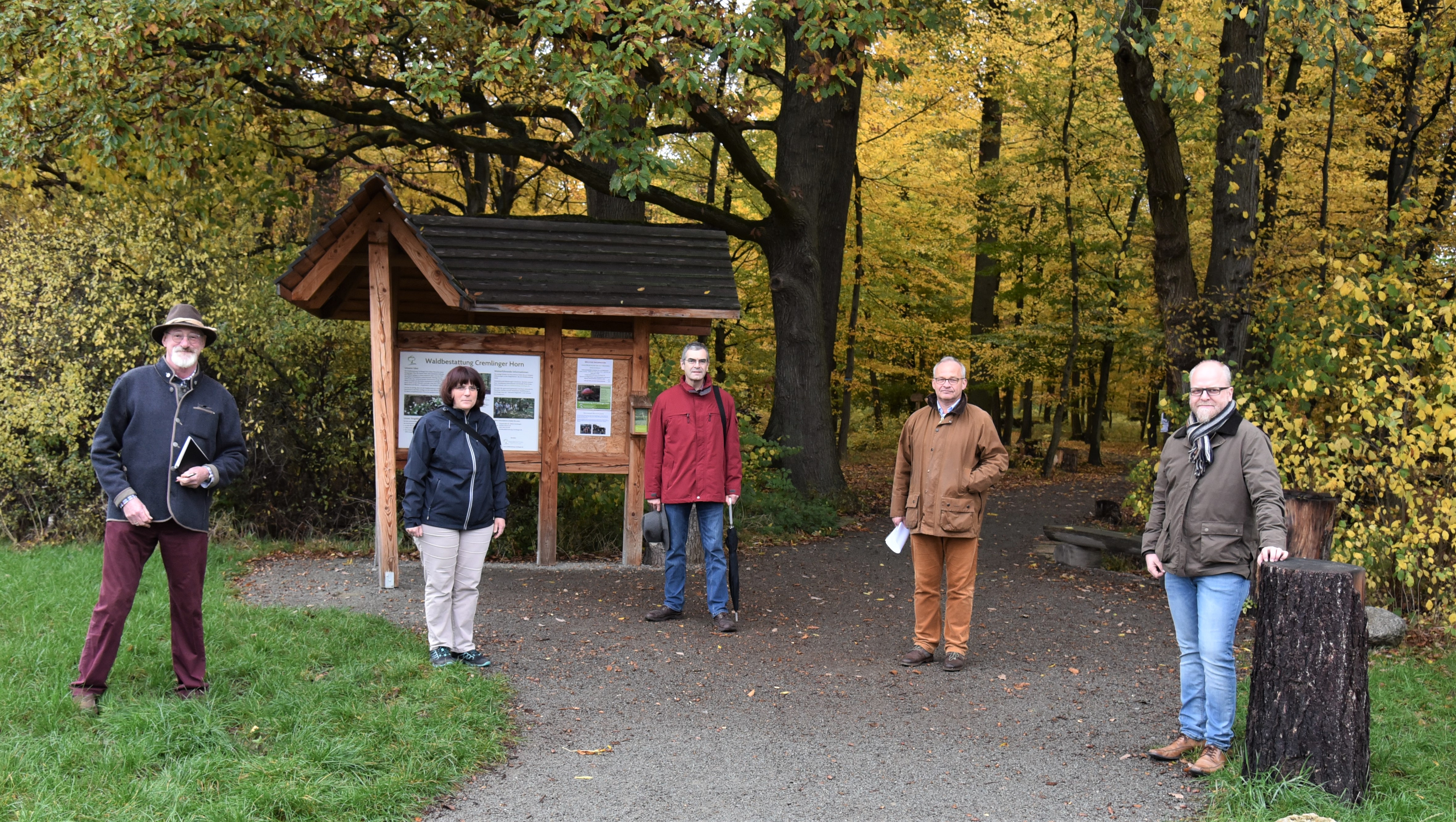 Am Eingang zur Waldbestattung Cremlinger Horn trafen sich von links nach rechts Volker Brandt, Julia Brandes, Jörg Weber, Dr. Christian Schmidt und Tobias Breske Am Eingang zur Waldbestattung Cremlinger Horn trafen sich von links nach rechts Volker Brandt, Julia Brandes, Jörg Weber, Dr. Christian Schmidt und Tobias Breske