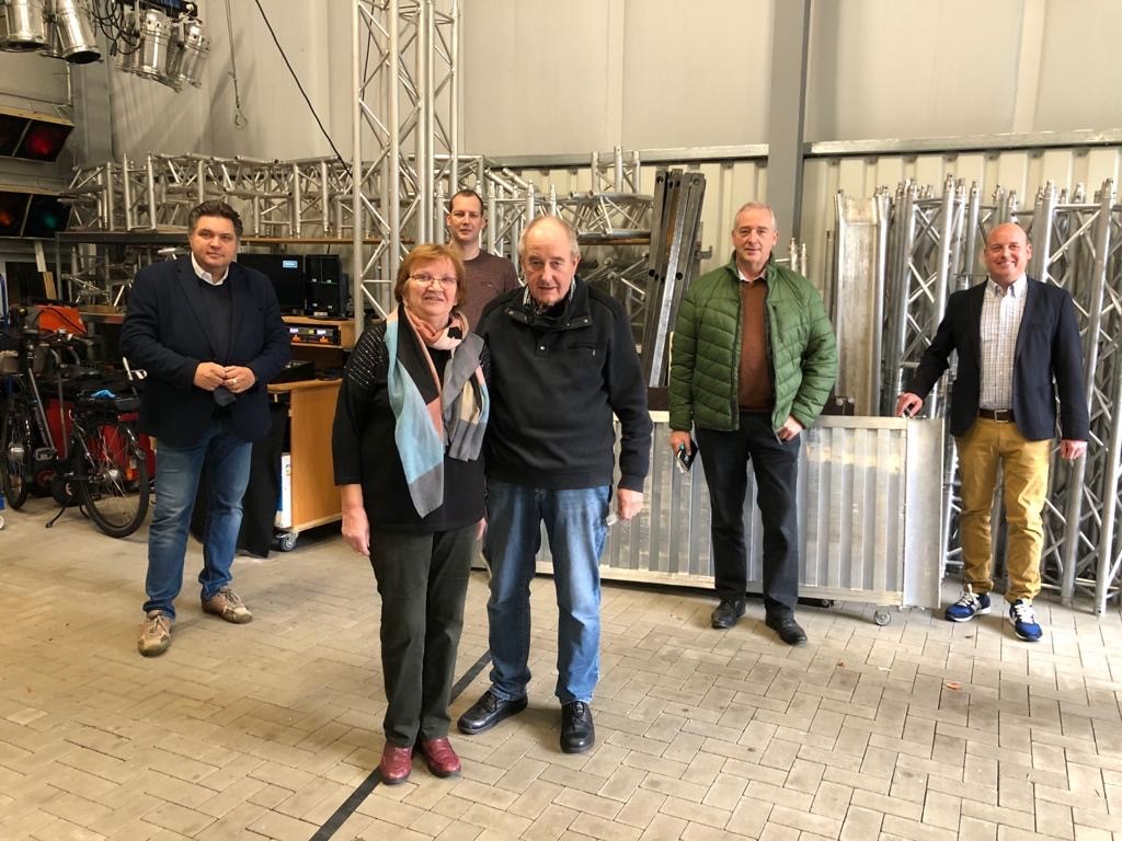Im Bild (privat) v. l. n. r.: Uwe Schäfer, Dirk Flemmig, Frank Oesterhelweg, Holger Bormann, vorn: Hilde und Herbert Flemmig. Im Bild (privat) v. l. n. r.: Uwe Schäfer, Dirk Flemmig, Frank Oesterhelweg, Holger Bormann, vorn: Hilde und Herbert Flemmig.