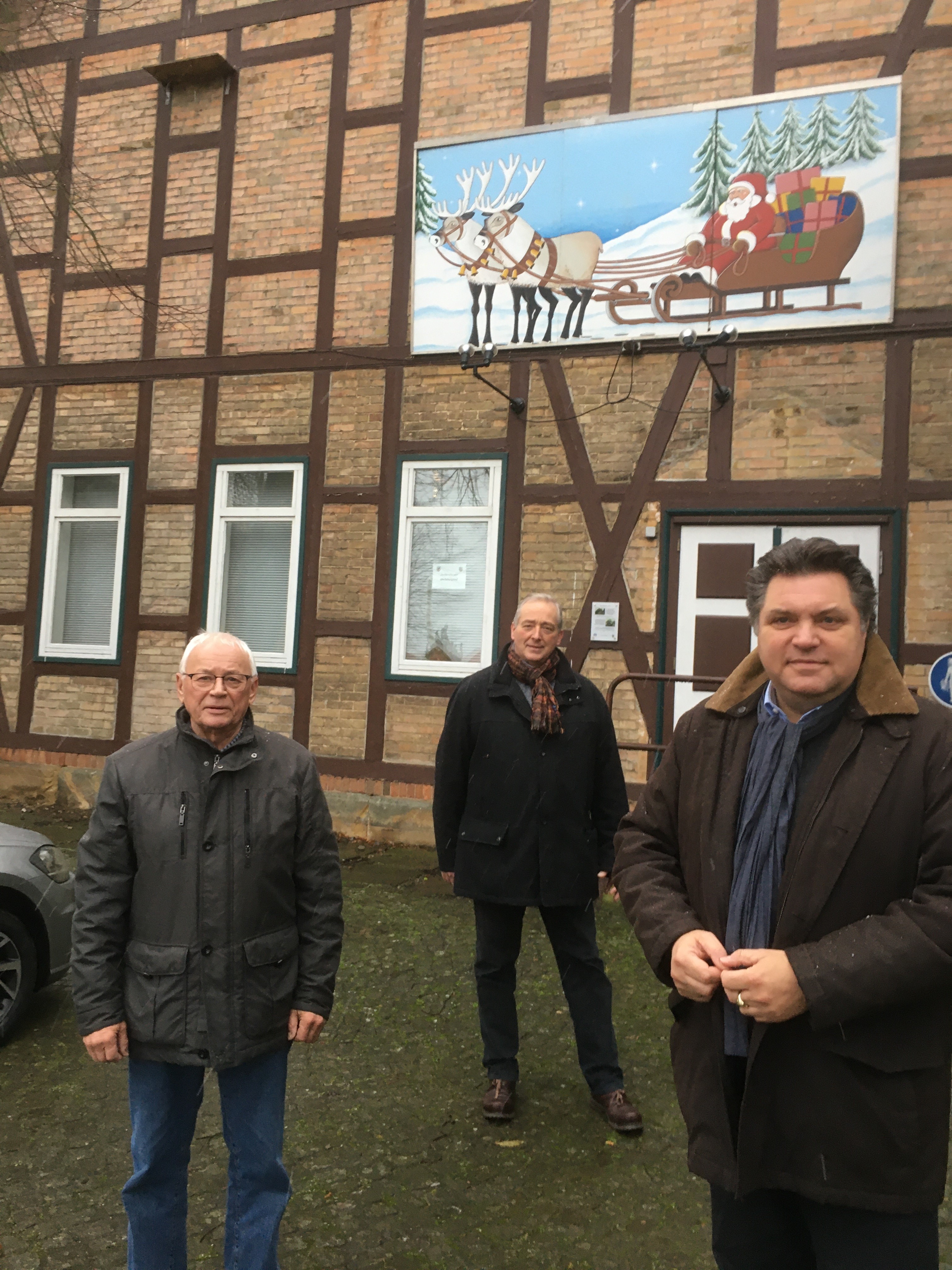 Unsere Bilder (privat) zeigen v. l. n. r. Horst Michler, Frank Oesterhelweg und Uwe Schäfer vor dem Werlaburgdorfer Schulgebäude und Uwe Schäfer bei der Betrachtung eigener Zeugnisse aus JU-Zeiten; sie sind vor der Verschärfung der Corona-Regeln entstande Unsere Bilder (privat) zeigen v. l. n. r. Horst Michler, Frank Oesterhelweg und Uwe Schäfer vor dem Werlaburgdorfer Schulgebäude und Uwe Schäfer bei der Betrachtung eigener Zeugnisse aus JU-Zeiten; sie sind vor der Verschärfung der Corona-Regeln entstande