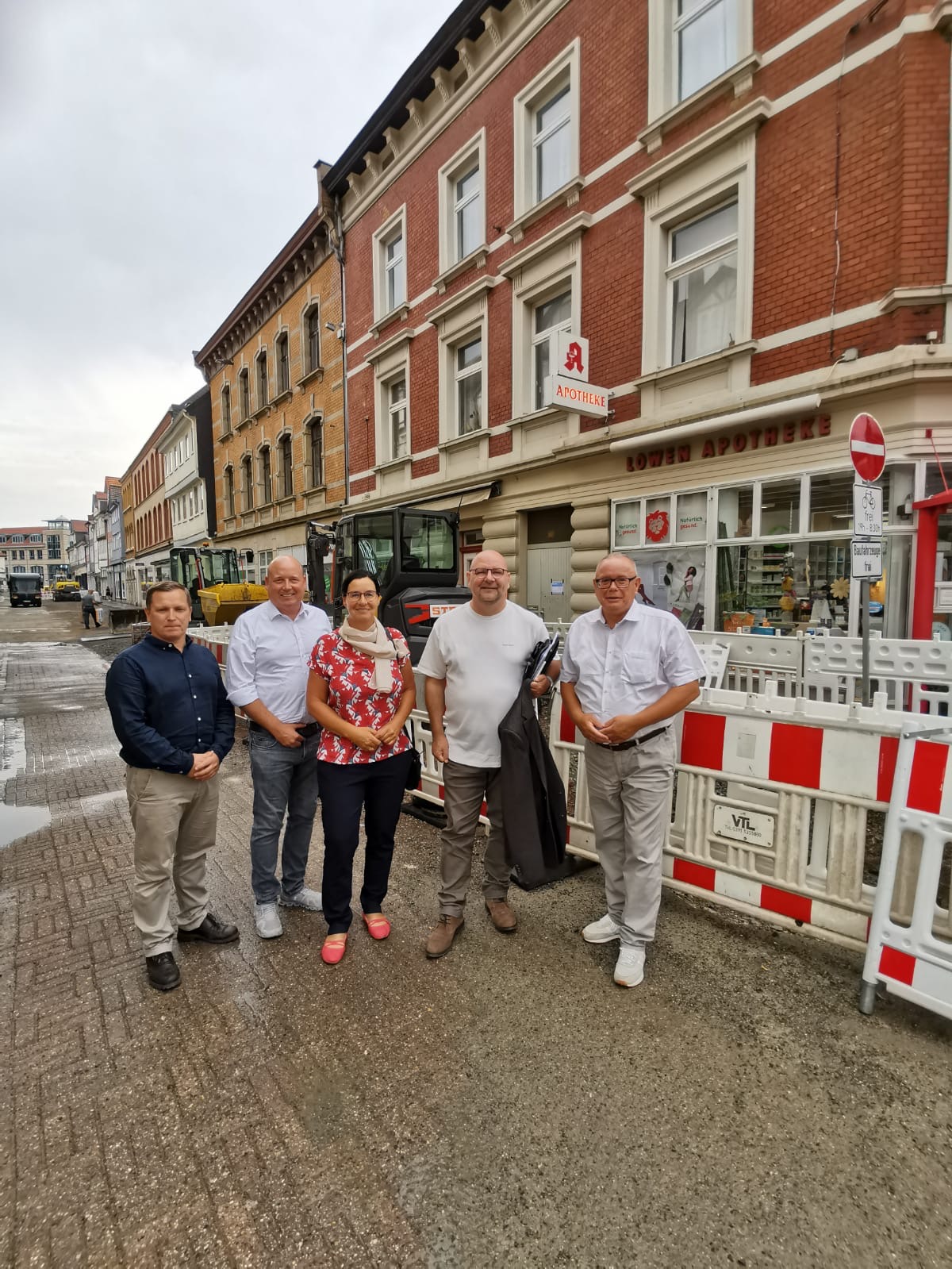 CDU-Kreisvorsitzender Holger Bormann, City-Manager Andr Volke, CDU-Landtagsabgeordnete Veronika Bode und CDU-Fraktionsvorsitzender Marc Angerstein beim Gang ber die Baustelle in der Wolfenbtteler Fugngerzone (v.l.). Foto: CDU
