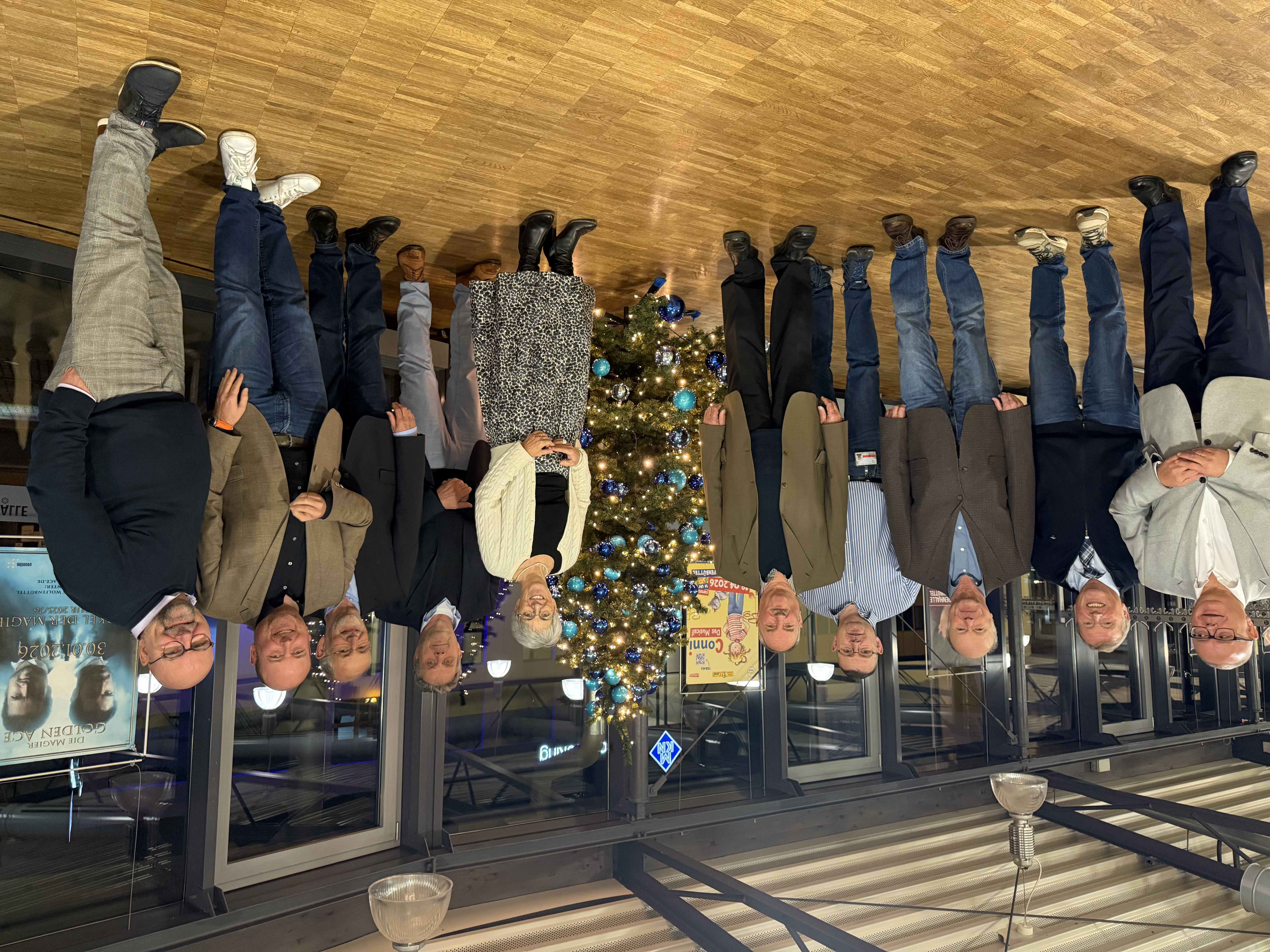 Bildunterschrift - Die CDU-Fraktion im Wolfenb�tteler Stadtrat w�nscht ein frohes Fest und einen guten Rutsch von links: Andreas Mei�ler, Lutz Kleber, Holger Helwig, Rolf Buchheister, B�rgermeisterkandidatin Kerstin Glier, Prof. Dr. Matthias P. Heintzen, 