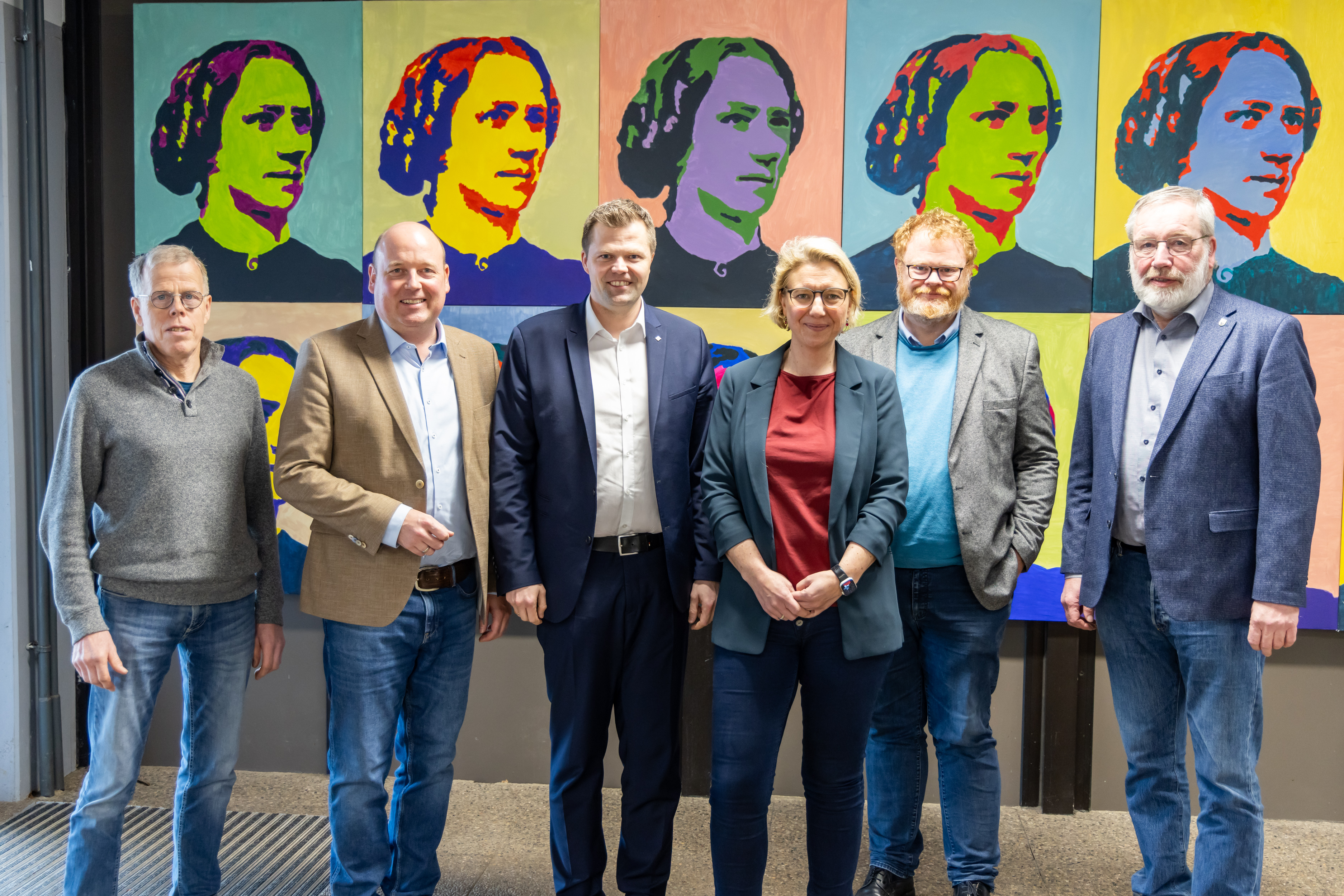 Peter Emmerich, Holger Bormann, MdL Christian F�hner, Schulleiterin Julia Juhls, Hans J�rgen Gatzen und Karl-Heinz M�ller(Bild HBG).

