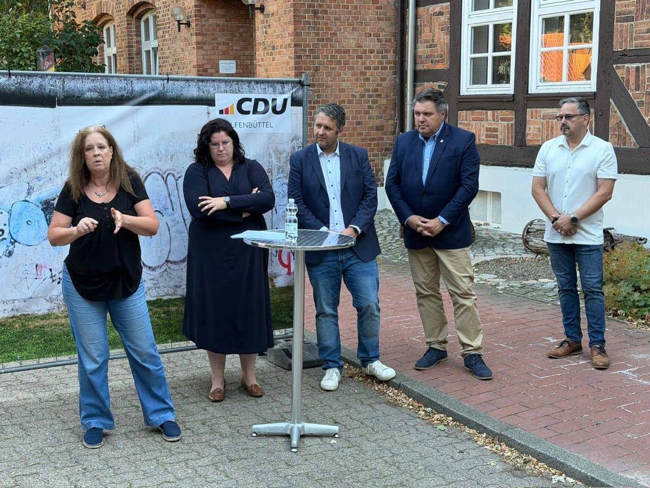 Annett Tonndorf (von links), Lena D�pont, Martin Schulze, Uwe Sch�fer und Bernd Reiner an der � symbolischen Mauer�.
